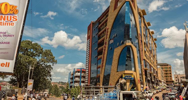 Belebte Straße mit modernen Gebäuden und einer großen Werbung