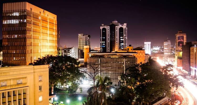 Nachtansicht von Stadtgebäuden mit Lichtern