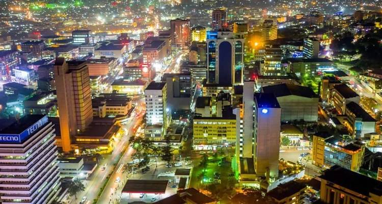 Panoramische nächtliche Stadtansicht mit Lichtern
