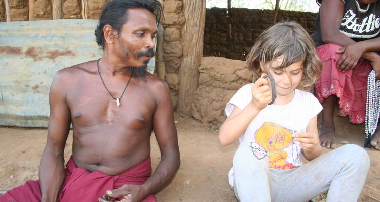 Twee mensen zittend, één leert de ander.