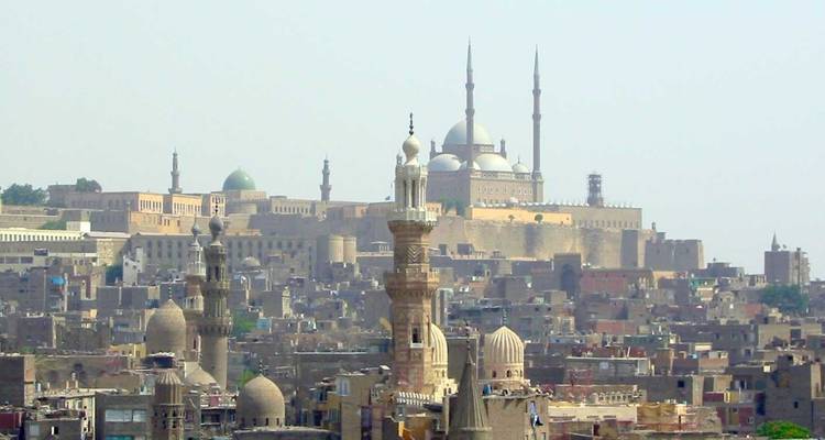 Dunstiger Horizont von Kairo, dominiert von der Muhammad-Ali-Moschee, die sich über die historischen Stadtgebäude erhebt.