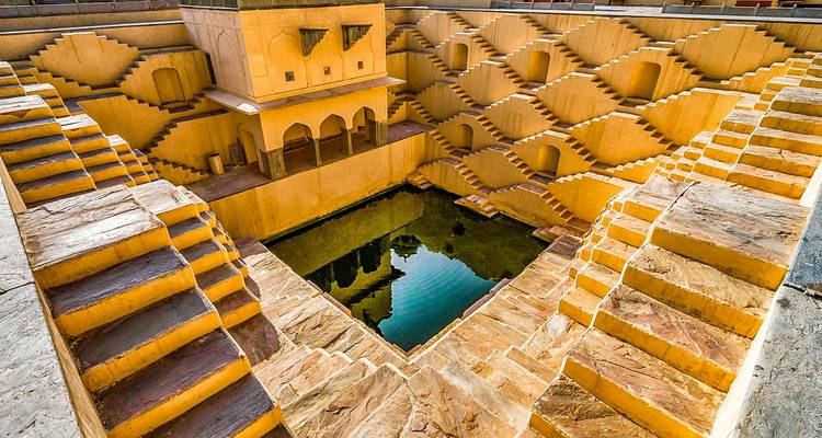 L'architecture géométrique du puits à degrés Chand Baori.