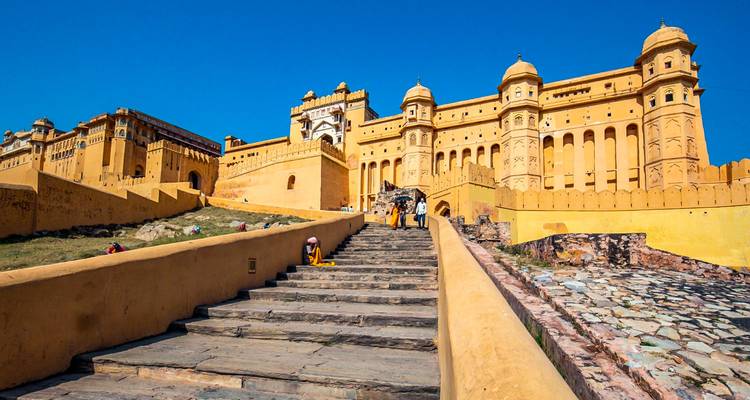Le Fort d'Amber avec sa façade jaune éclatante.
