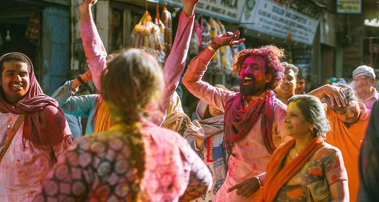 Une scène de rue animée avec des gens qui célèbrent un festival.