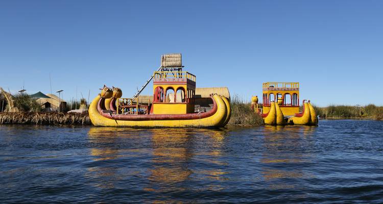 Traditionele rietboten drijvend op een meer.