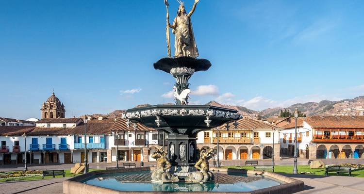 Hoofdplein met een grote fontein en historische gebouwen.
