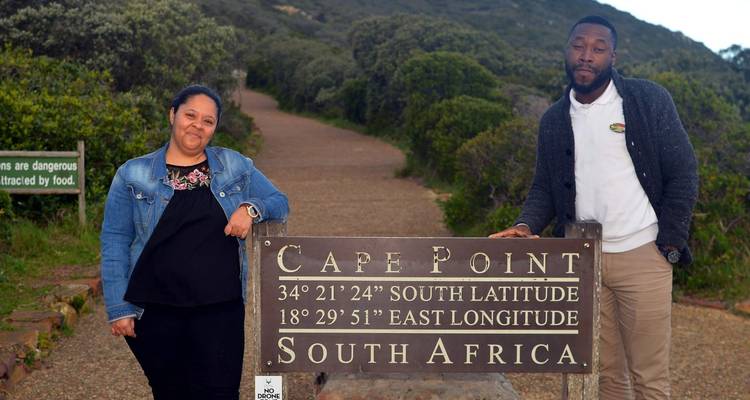 Deux personnes posant avec le panneau de Cape Point.