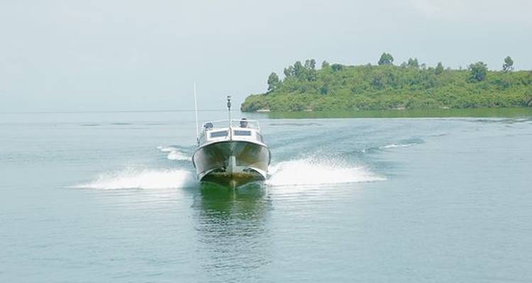 Boot, das auf einem großen Gewässer schnell fährt.