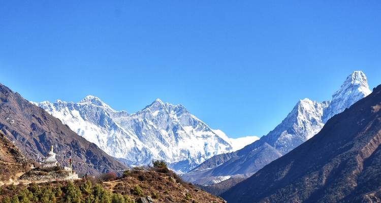 Vista panorámica del Himalaya con cielo azul despejado.