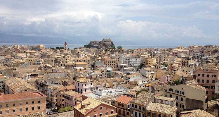 Una vista aérea de un pueblo denso con edificios beige y marrones muy juntos.