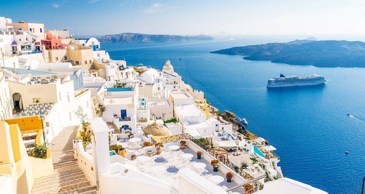Atemberaubender Blick auf Santorini mit weißen Gebäuden am blauen Meer.