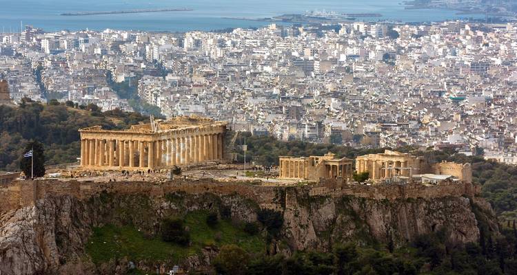 Panoramablick auf die Akropolis mit der Stadtlandschaft Athens im Hintergrund.