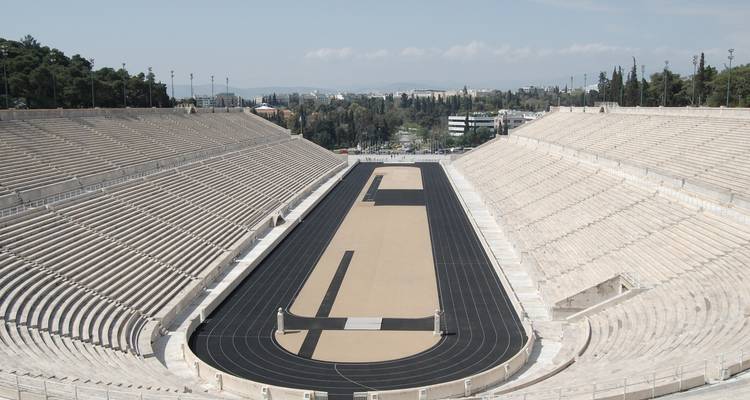 Panathinaiko-Stadion mit seiner langen Laufbahn und vielen Sitzreihen.