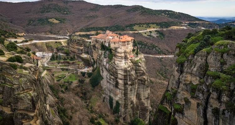 Weite Sicht auf die Meteora-Klöster, die auf Felspfeilern thronen.
