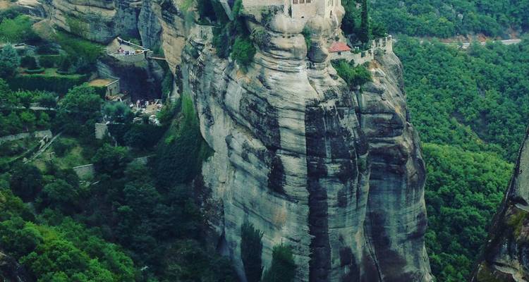 Kloster, das auf einer gigantischen Felsformation in Kalabaka thront.
