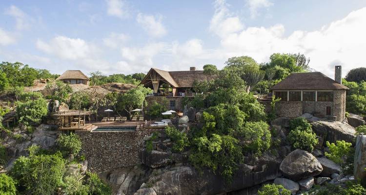 Luxuriöse Lodge in Felsen eingebaut mit atemberaubenden Ausblicken und üppigem Grün.