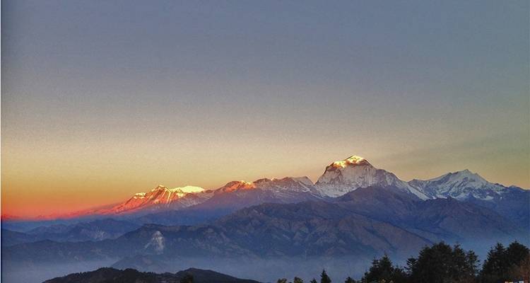 Himalaya bergketen bij zonsondergang.