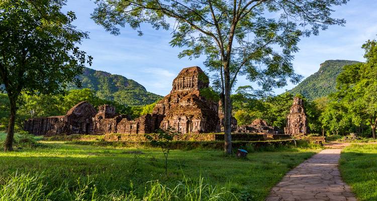 Antiguas ruinas de un templo rodeadas de exuberante vegetación.