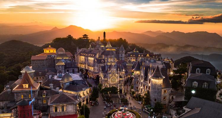 Vista de dron de pintoresco pueblo de estilo europeo al atardecer