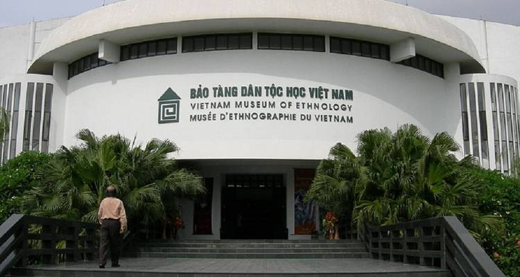 Entrée du Musée d'ethnologie du Vietnam avec du texte en vietnamien et en anglais.