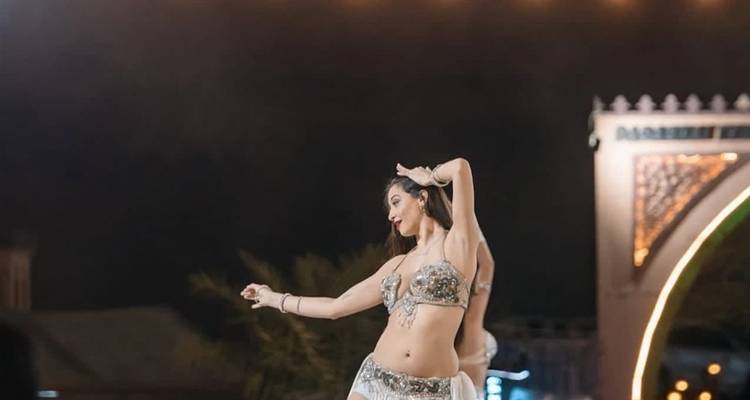 Danseuse du ventre se produisant la nuit.