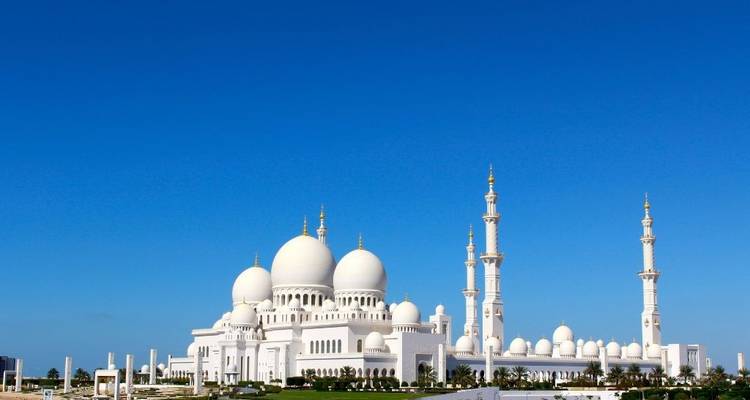 Mezquita Sheikh Zayed bajo un cielo azul vibrante.