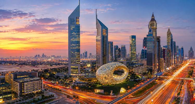 Spectaculaire horizon de Dubaï au coucher du soleil mettant en vedette le Musée du Futur et les autoroutes illuminées