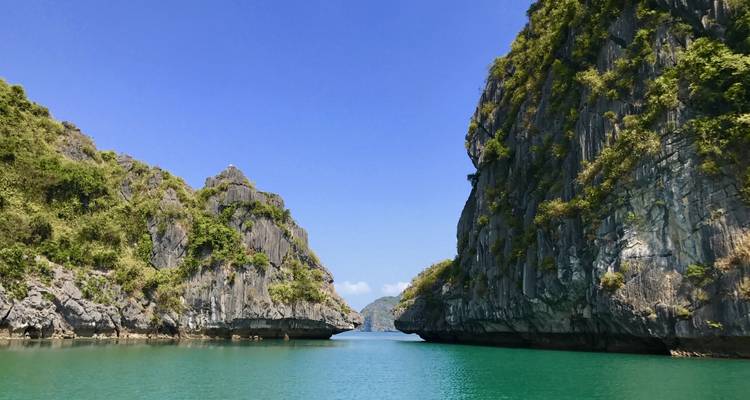 Détroit d'émeraude étroit flanqué de hautes parois calcaires dans la baie d'Halong