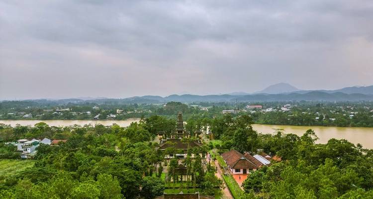 Üppige grüne Landschaft um den Parfümfluss von oben gesehen an einem bewölkten Tag in der Nähe von Hue.