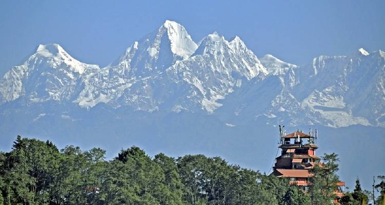 Pagode mit schneebedeckten Bergen im Hintergrund.