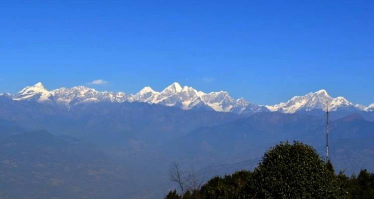 Panoramablick auf schneebedeckte Berge unter einem klaren blauen Himmel.