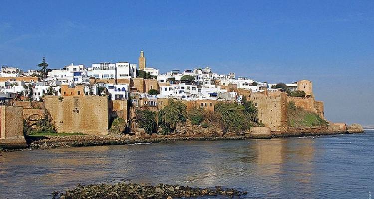 Forteresse historique et médina de Rabat au bord de l'eau.