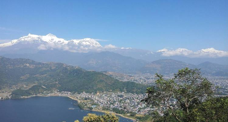 Vue aérienne de Pokhara avec des montagnes et un lac.