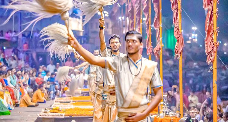 Una ceremonia Aarti vespertina que tiene lugar con muchos participantes y espectadores.