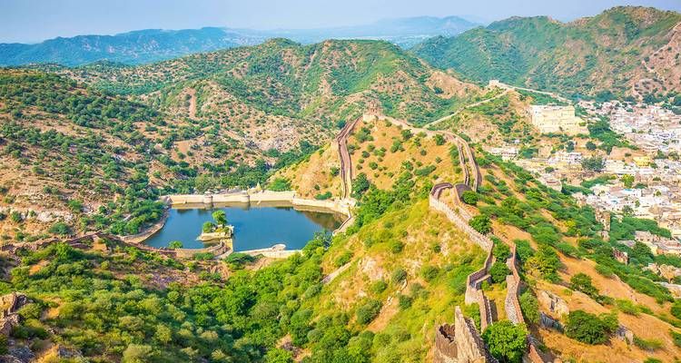 Vista aérea de un fuerte en Rajastán en medio de paisajes áridos.