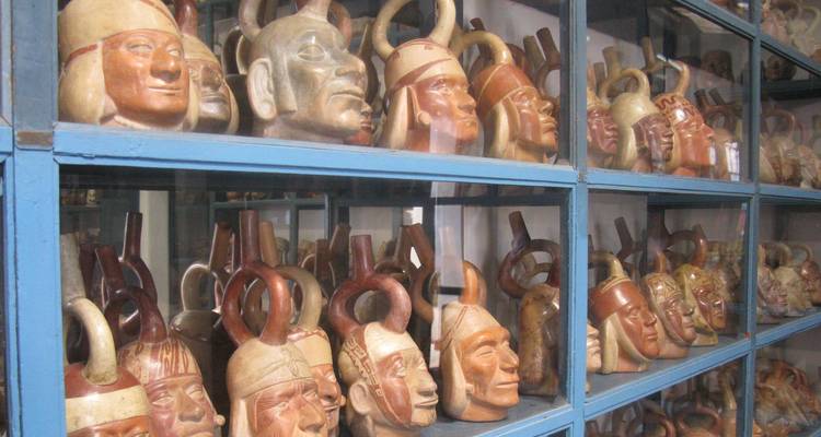 Las vitrinas exhiben filas de antiguos vasos de cerámica con retrato en el Museo Larco de Lima.