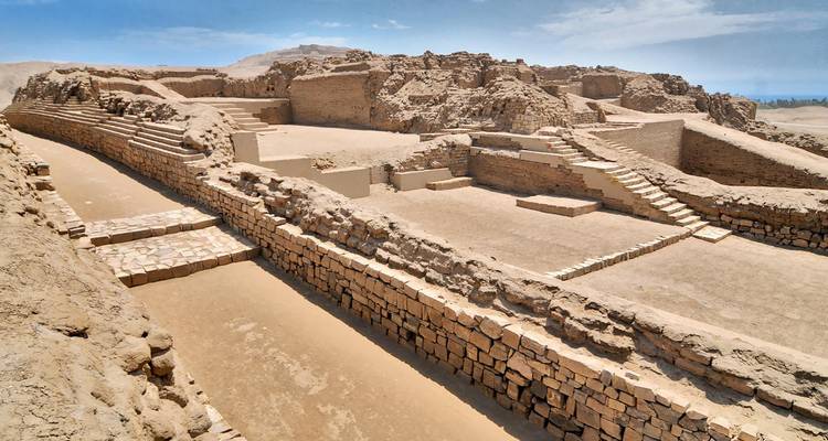 Los adobes quemados por el sol y las terrazas de piedra del sitio arqueológico de Pachacamac se extienden por el terreno desértico.