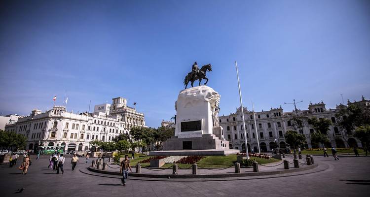 La estatua ecuestre domina la amplia Plaza San Martín de Lima rodeada de elegantes edificios blancos.