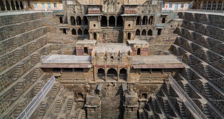 Ein architektonischer Stufenbrunnen mit kunstvollen Schnitzereien.