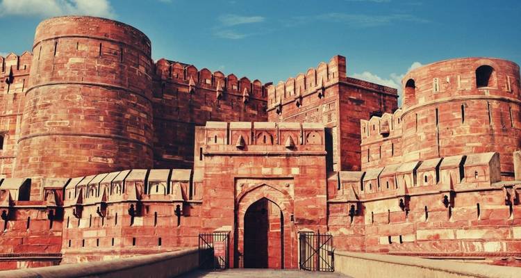 Het historische rode zandsteen Agra Fort onder een blauwe hemel.