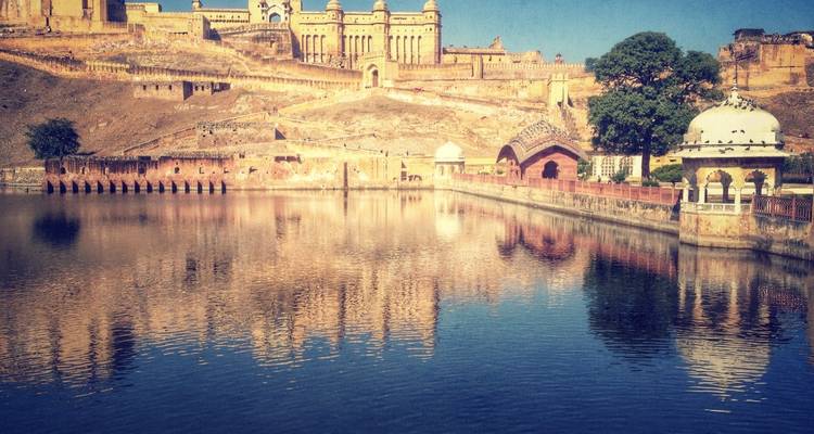 Weerspiegeling van een oud fortcomplex in het meerwater.