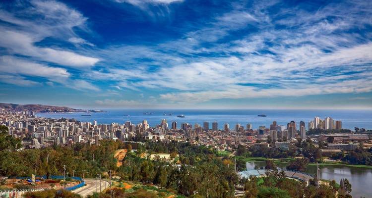 Una vista panorámica de una ciudad costera con edificios modernos.