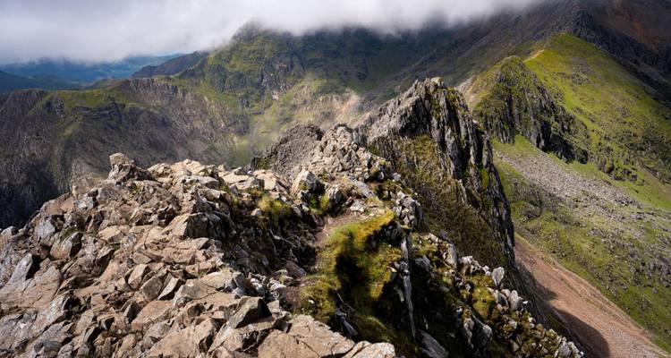 Een schilderachtige bergkam onder een bewolkte hemel.