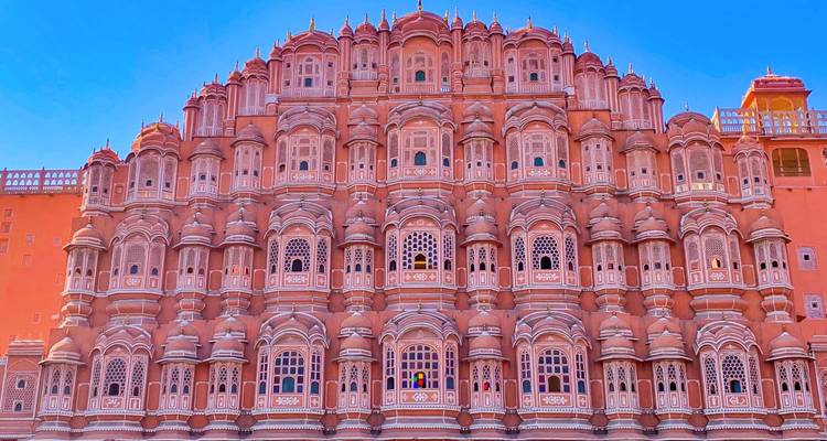 Façade du Hawa Mahal avec des fenêtres complexes.