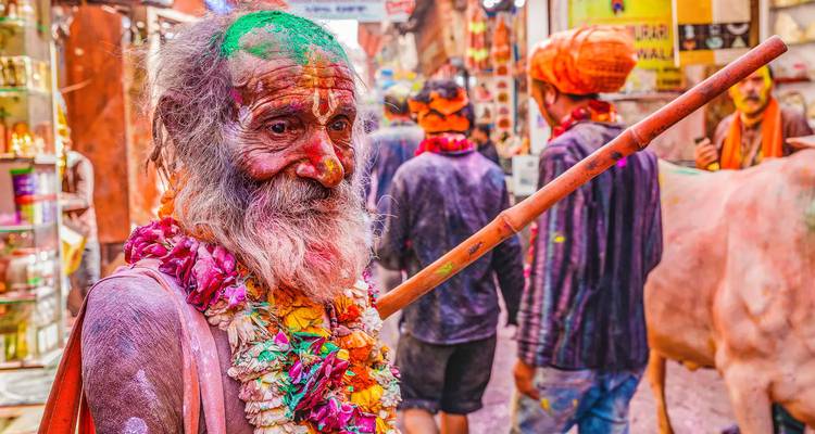Homme avec des couleurs vives de festival sur le visage.