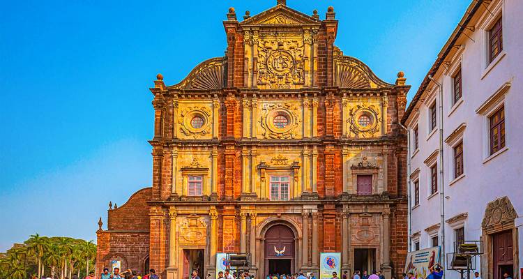Basilique du Bon Jésus avec des visiteurs à l'extérieur.