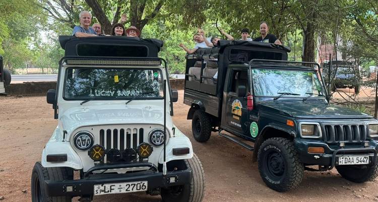 Grupo de personas en dos jeeps en un safari.