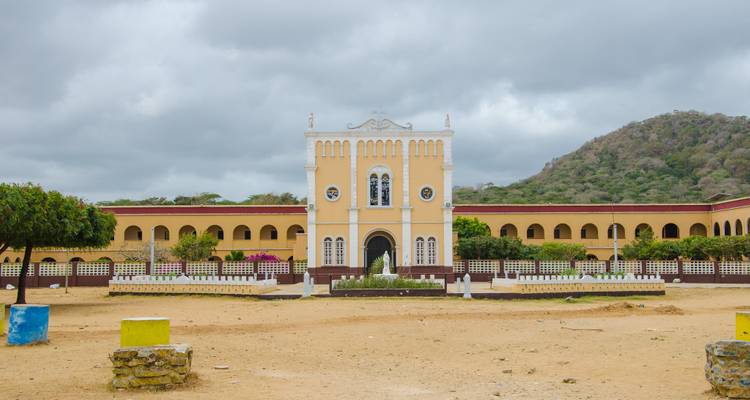 Edificio de estilo colonial español con arcos y un patio.