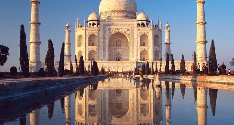 Taj Mahal met zijn reflectie in een grote vijver.