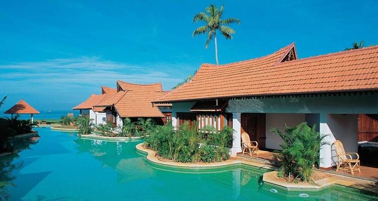 Luxe resort met zwembad en palmbomen.